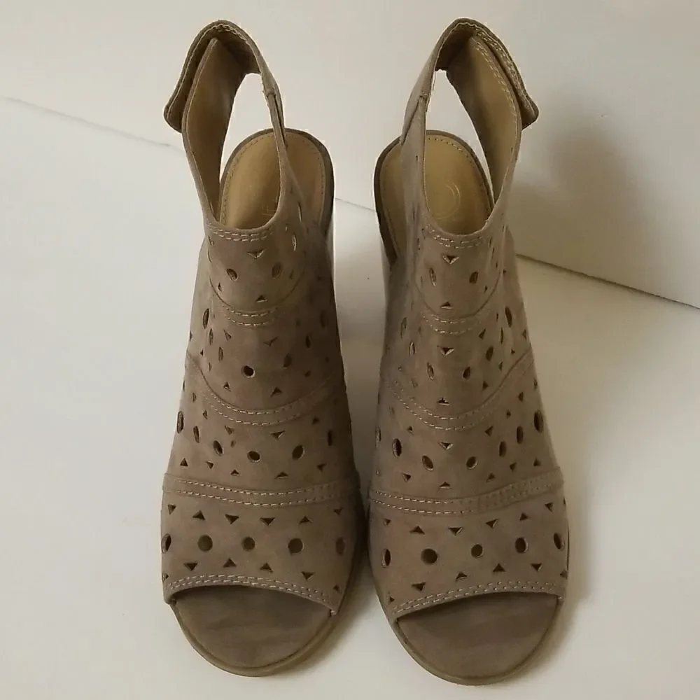 New Direction (Hayden) taupe colored heeled sandals. Size 9.